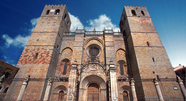 Imponente fachada de la Catedral de Sigüenza