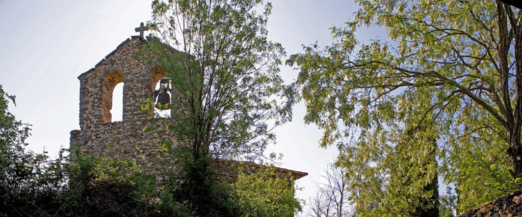 Iglesia de Gascueña de Bornova con espadaña y campanario de piedra del románico rural