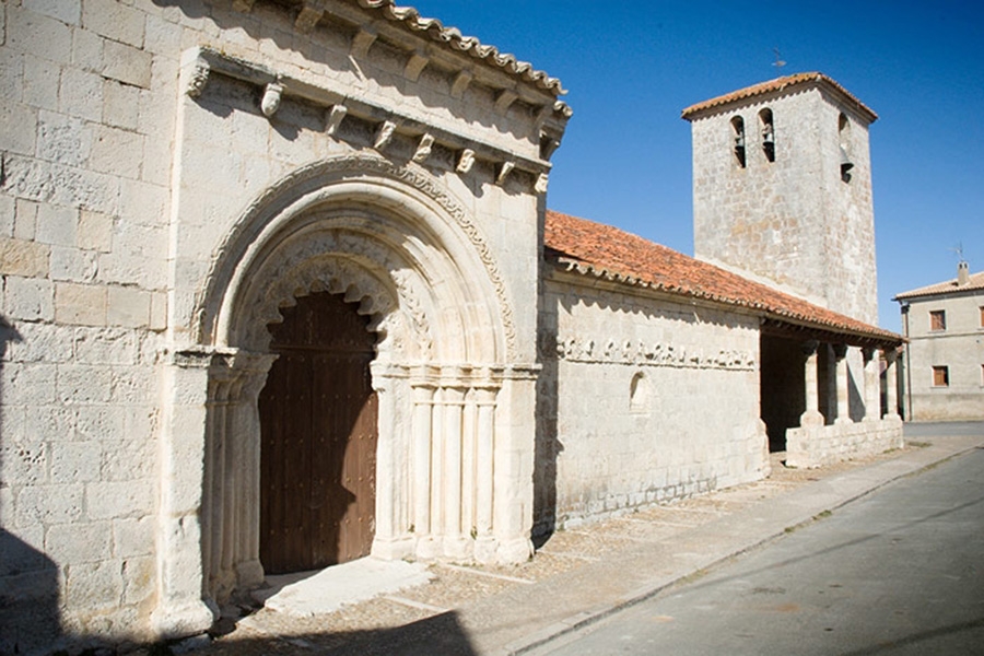 Iglesia de San Bartolomé en Campisábalos, con su portada románica del S.XIII